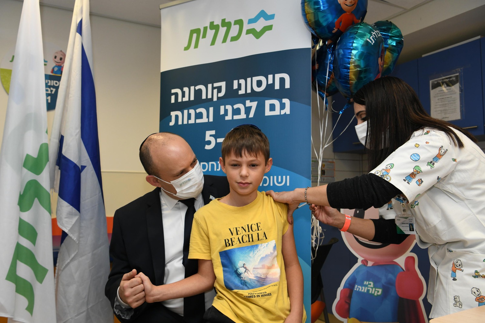 10면_자신의 9살짜리 아들에게 가장 먼저 백신을 접종시킨 나프탈리 베넷 이스라엘 총리.jpg