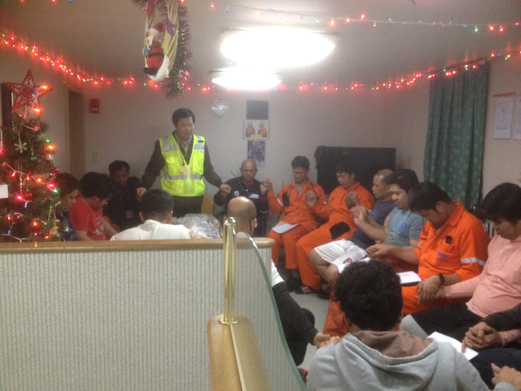 apl minnesota(오클랜드항구에 입항한 선원들과 성탄예배를 드리는 유영준선교사).jpg